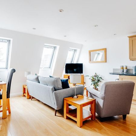 Central 3 Bed Apartment At Regents Court, Newbury Newbury  Extérieur photo