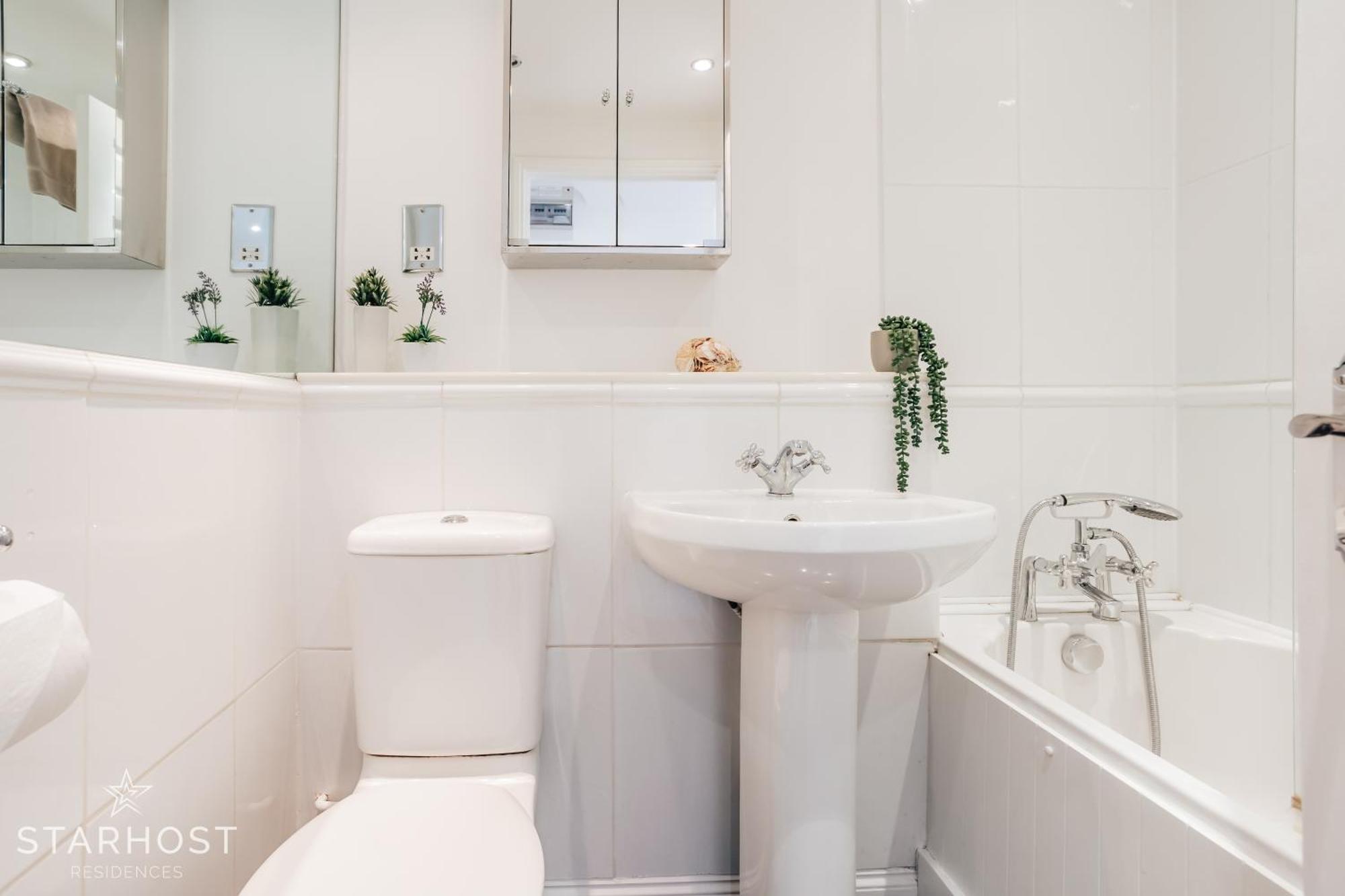 Central 3 Bed Apartment At Regents Court, Newbury Newbury  Extérieur photo