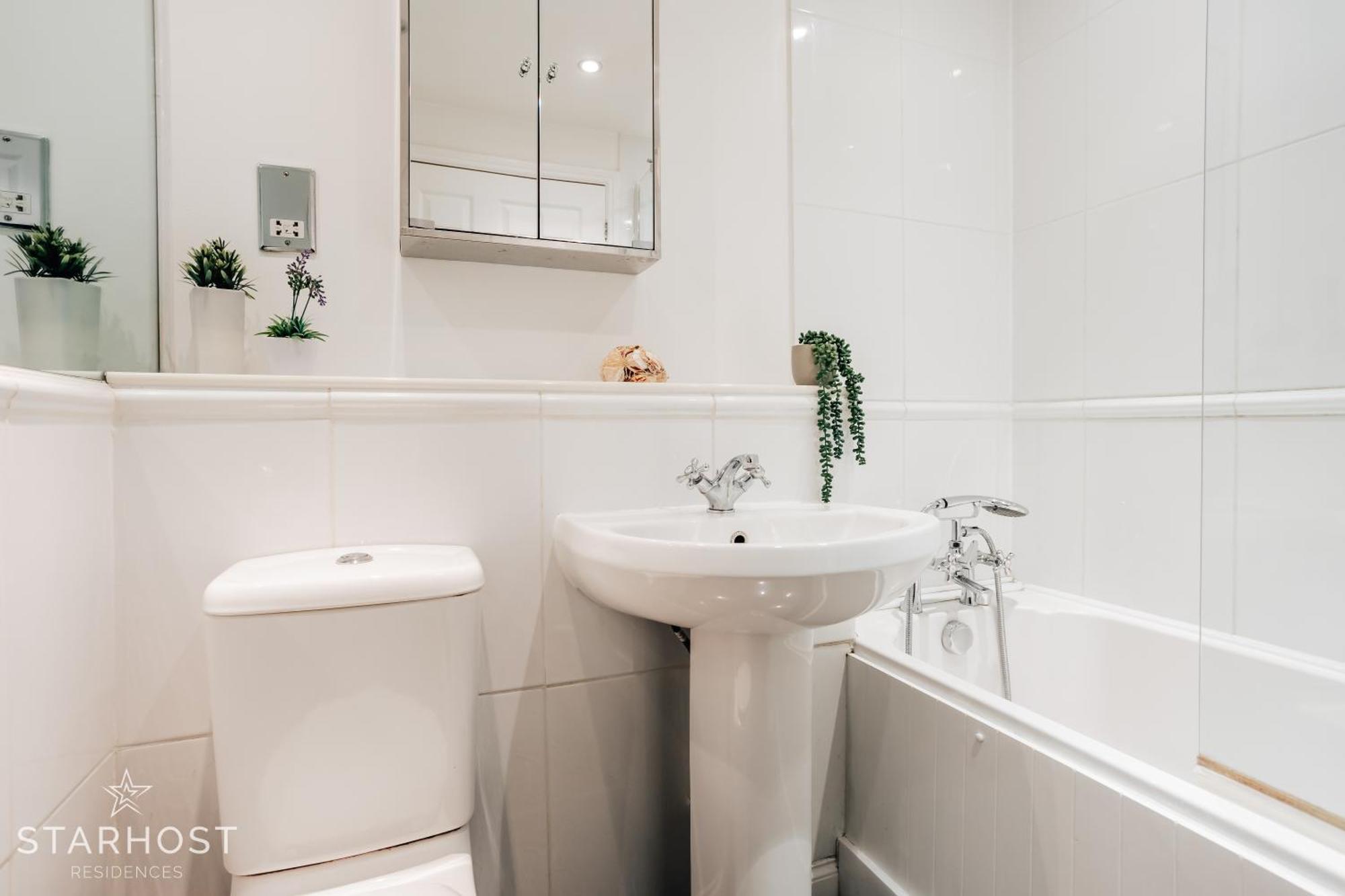 Central 3 Bed Apartment At Regents Court, Newbury Newbury  Extérieur photo